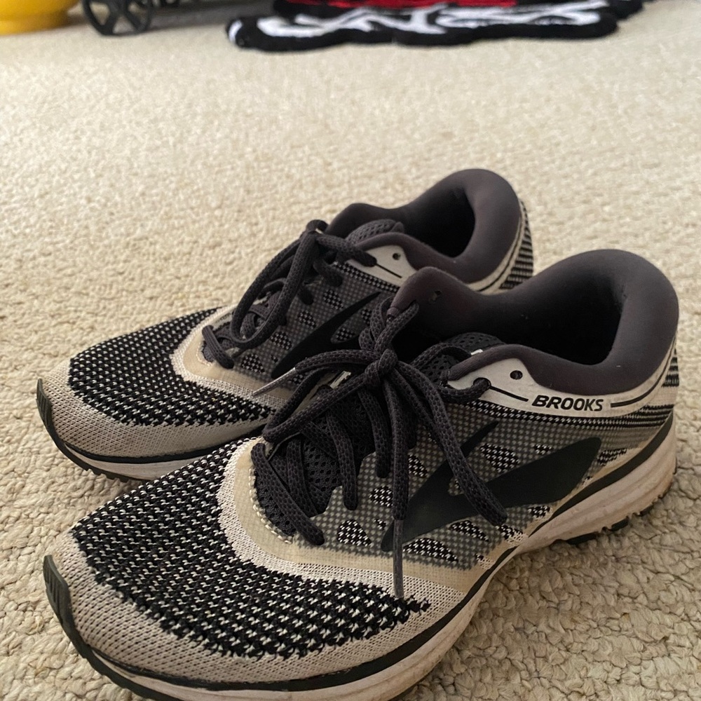 Brooks Revel Black and White Running Shoes Size Mens 8.5 Woman 9/9.5 1202491B155